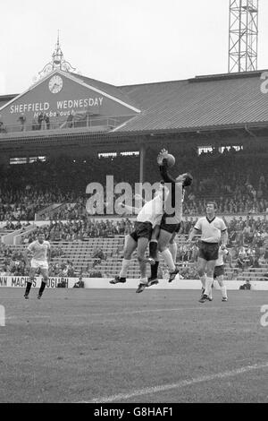 Le gardien de but de l'Allemagne de l'Ouest Hans Tilkowski (deuxième r) Affirme la balle sous pression en tant que coéquipier Franz Beckenbauer (r) regarde Banque D'Images