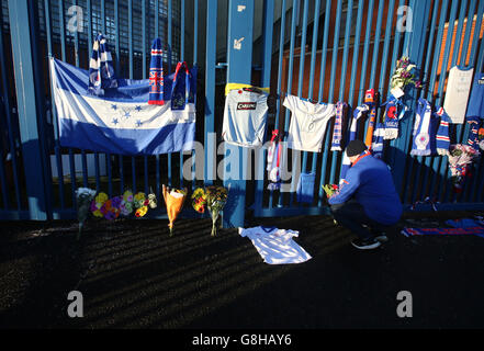 Des drapeaux sont placés sur les portes d'Ibrox à la mémoire de l'ancien joueur Arnold Peralta avant le match du Ladbrokes Scottish Championship entre Rangers et Greenock Morton. Banque D'Images