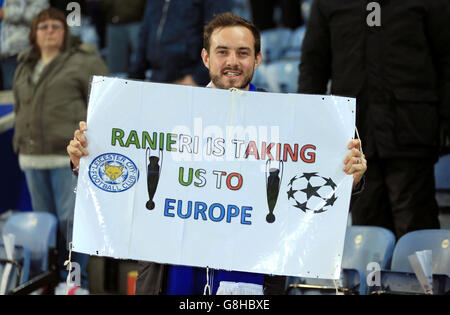 Un fan de Leicester City montre son soutien au Manager Claudio Ranieri dans les stands avant le match de la Barclays Premier League au King Power Stadium, Leicester. Banque D'Images