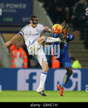 Nemanja Matic de Chelsea (à gauche) et n'Golo Kante de Leicester City se battent pour le ballon lors du match de la Barclays Premier League au King Power Stadium de Leicester. APPUYEZ SUR ASSOCIATION photo. Date de la photo: Lundi 14 décembre 2015. Voir PA Story FOOTBALL Leicester. Le crédit photo devrait se lire comme suit : Simon Cooper/PA Wire. Banque D'Images