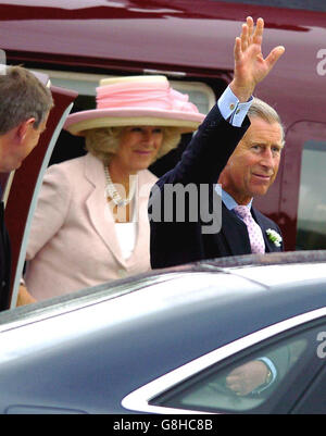 Le prince de Galles de Grande-Bretagne et la duchesse de Cornouailles arrivent. Au cours de la visite d'aujourd'hui, le couple royal assistera au service d'ouverture officiel de la nouvelle tour de la cathédrale St Edmundsbury à Bury St Edmunds. Banque D'Images