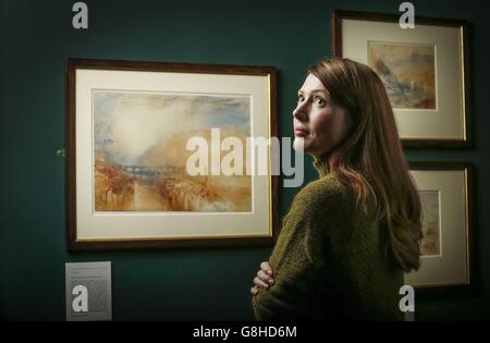 Claire Sylvester, employée de la Scottish National Gallery, avec JMW Turner's Heidelberg, qui fait partie de l'exposition Vaughan Bequel JMW Turner, à la Scottish National Gallery d'Édimbourg. Banque D'Images