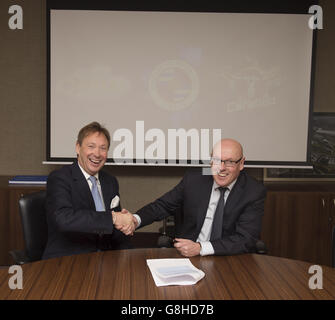 Lecture le chef de la direction du FC Nigel Howe (à gauche) regarde comme le nouveau gestionnaire Brian McDermott signe son contrat avant une conférence de presse au stade Madejski, Reading. Banque D'Images