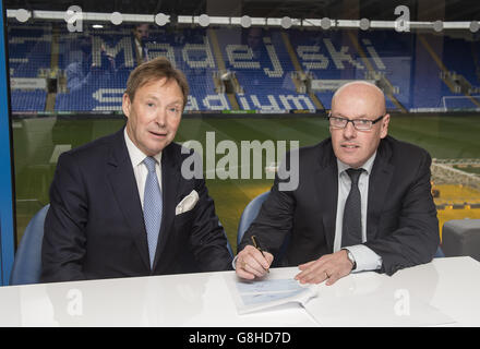 Lecture le chef de la direction du FC Nigel Howe (à gauche) regarde comme le nouveau gestionnaire Brian McDermott signe son contrat avant une conférence de presse au stade Madejski, Reading. Banque D'Images