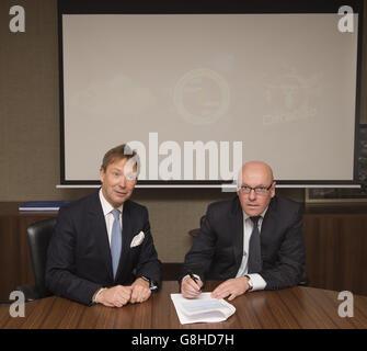 Lecture le chef de la direction du FC Nigel Howe (à gauche) regarde comme le nouveau gestionnaire Brian McDermott signe son contrat avant une conférence de presse au stade Madejski, Reading. Banque D'Images