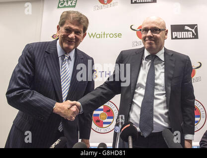 Lecture le président du FC John Madejski (à gauche) avec le nouveau directeur Brian McDermott lors d'une conférence de presse au stade Madejski, Reading. Banque D'Images