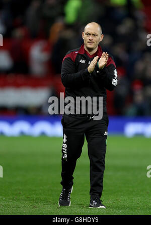 Manchester United / Norwich City - Barclays Premier League - Old Trafford.Alex Neil, directeur municipal de Norwich, applaudit les fans de Norwich Banque D'Images