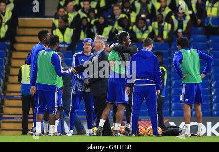 Guus Hiddink, directeur intérimaire de Chelsea, rencontre les joueurs de Chelsea après le match de la Barclays Premier League à Stamford Bridge, Londres. Banque D'Images