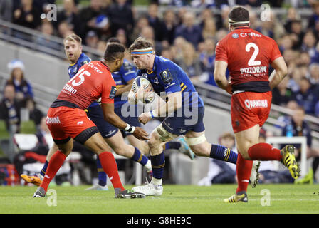 Leinster v Toulon - coupe des champions d'Europe - stade Aviva.Jamie Heaslip, de Leinster (au centre), est attaqué par l'Armitage de Delon de Toulon lors du match de la coupe des champions d'Europe à la RDS Arena de Dublin. Banque D'Images