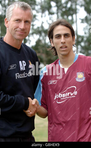 Soccer - West Ham New Signing - terrain d'entraînement de Chadwell Heath.Alan Pardew (L), directeur de West Ham United, et Yossi Benayoun, nouveau signataire lors d'un appel photo. Banque D'Images