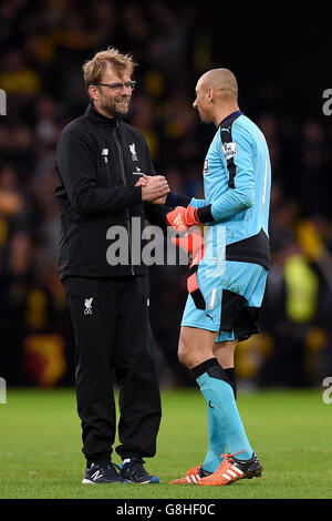 Jurgen Klopp, directeur de Liverpool, secoue la main du gardien de but de Watford Heurelho Gomes (à droite) après le coup de sifflet final du match de la Barclays Premier League à Vicarage Road, Watford. Banque D'Images