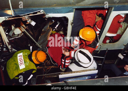 Pompiers et ambulanciers paramédicaux avec un passager blessé à la suite de l'accident à la gare de Cannon Street à Londres. Banque D'Images