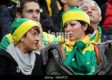 Les fans de Norwich City portent des chapeaux de fête dans les tribunes le jeu Banque D'Images