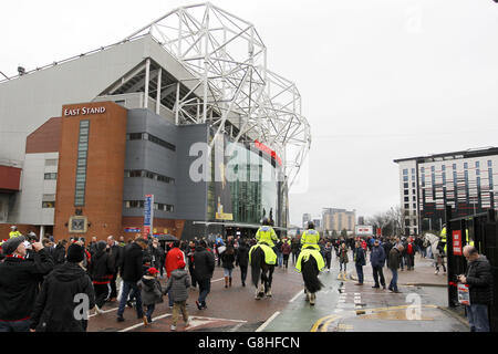 Manchester United / Norwich City - Barclays Premier League - Old Trafford.La police montée comme les fans de Manchester United font leur chemin vers le sol avant le match Banque D'Images