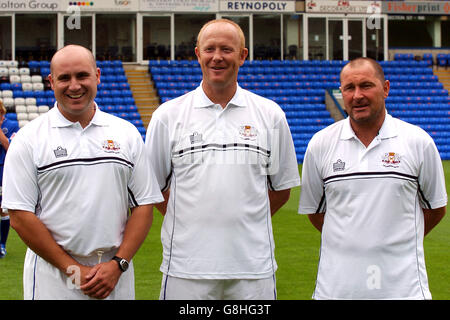 Mark Wright, directeur de Peterborough United (c), flanqué de son adjoint Steve Bleasdale (r) et le physiothérapeute du club Neil Sullivan (l) Banque D'Images