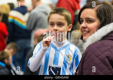 Un jeune fan pendant le Coventry City Junior Sky Blues Fête de Noël Banque D'Images