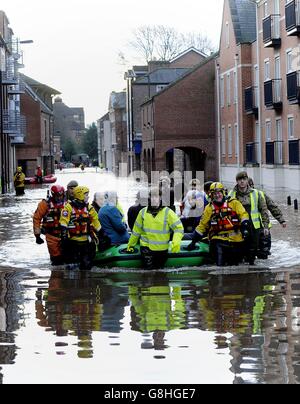 Les membres de l'armée et les équipes de secours aident à évacuer les gens d'un hôtel inondé après qu'ils ont été piégés lorsque la rivière Ouse éclate sur ses rives dans le centre-ville de York. Banque D'Images