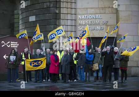 Les membres du personnel du Musée national d'Écosse à Édimbourg font la grève pour une deuxième journée afin de soutenir le syndicat des Services publics et commerciaux (PCS) dans le but d'obtenir que la direction du musée réintroduise les indemnités de travail de fin de semaine pour l'ensemble de son personnel. Banque D'Images