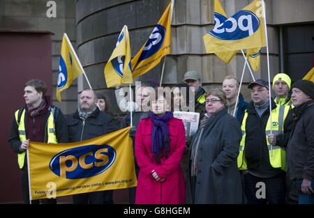 Les membres du personnel du Musée national d'Écosse à Édimbourg font la grève pour une deuxième journée afin de soutenir le syndicat des Services publics et commerciaux (PCS) dans le but d'obtenir que la direction du musée réintroduise les indemnités de travail de fin de semaine pour l'ensemble de son personnel. Banque D'Images