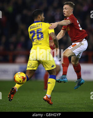 Ben Osborn (à droite) de la forêt de Nottingham et Liam Bridcutt de Leeds United (à gauche) lutte pour le ballon Banque D'Images