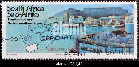 République D'AFRIQUE DU SUD - circa 1995 : timbre imprimé en LSF montre une vue du port de Cape Town et la carte, circa 1995 Banque D'Images