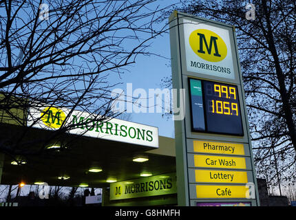 Morrison's à Whitley Bay, où l'essence a chuté à moins de 25 kg 1. Asda et Morrisons ont tous deux réduit le coût de l'essence à moins de 1 livre le litre, ce qui a fait monter les enjeux de la guerre des prix de Noël. Banque D'Images