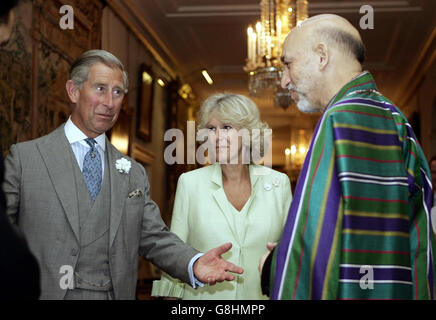 Le prince de Galles (à gauche) salue le président afghan Hamid Karzaï (à droite), comme le regarde la duchesse de Cornwall (au centre), avant leurs pourparlers. M. Karzaï est à Londres pour une visite officielle au Royaume-Uni. Banque D'Images