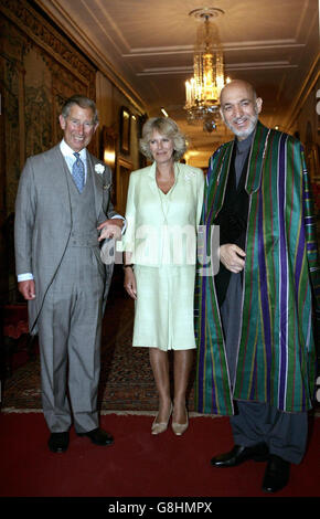 Le prince de Galles (à gauche) salue le président afghan Hamid Karzaï (à droite), comme le regarde la duchesse de Cornwall (au centre), avant leurs pourparlers. M. Karzaï est à Londres pour une visite officielle au Royaume-Uni. Banque D'Images