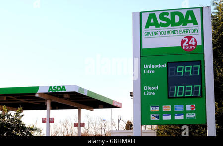 Asda à Longbenton, dans le nord de Tynside, où l'essence a chuté à moins de 1 £. Asda et Morrisons ont tous deux réduit le coût de l'essence à moins de 1 £ le litre, ce qui a augmenté les enjeux de la guerre des prix de Noël. Banque D'Images