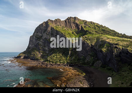 Avis de Seongsan Ilchulbong ('Sunrise' Pic), archétype du cône de tuf, sur l'île de Jeju en Corée du Sud. Banque D'Images