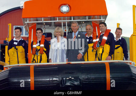 Le prince de Galles et la duchesse de Cornwall lancent le nouveau canot de sauvetage Caister, lors d'une visite à la seule station de sauvetage offshore indépendante en Grande-Bretagne près de Yarmouth. Banque D'Images