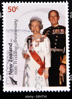 Nouvelle Zélande - circa 2007 : timbre imprimé en Nouvelle Zélande commémorant le 60e anniversaire de mariage de la reine Elizabeth II, vers Banque D'Images