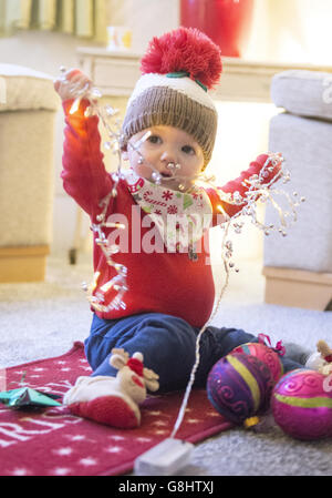 Charlotte Rose, 10 mois, unemnles lumières de Noël, London PRESS ASSOCIATION photo. Date de la photo: Dimanche 13 décembre 2015. Le crédit photo devrait se lire : Anthony Devlin/PA Wire Banque D'Images