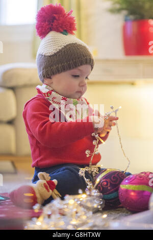 Charlotte Rose, 10 mois, accueille des lumières de Noël, London PRESS ASSOCIATION photo. Date de la photo: Dimanche 13 décembre 2015. Le crédit photo devrait se lire : Anthony Devlin/PA Wire Banque D'Images