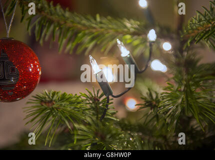 Charlotte Rose, âgée de 10 mois, regarde les boules et les vols de fées sur un arbre de Noël, London PRESS ASSOCIATION photo. Date de la photo: Dimanche 13 décembre 2015. Le crédit photo devrait se lire : Anthony Devlin/PA Wire Banque D'Images