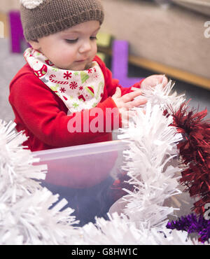 Charlotte Rose, âgée de 10 mois, détient Tinsel, London PRESS ASSOCIATION photo. Date de la photo: Dimanche 13 décembre 2015. Le crédit photo devrait se lire : Anthony Devlin/PA Wire Banque D'Images