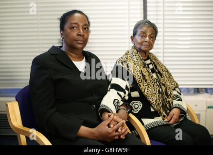 AVA (à gauche) et Pansy Blake, sœur et mère de l'actrice assassinée Sian Blake, après avoir donné un entretien médiatique au New Scotland Yard de Londres, où Ava a appelé Arthur Simpson-Kent, ami de Sian, à être « ramené en justice » dans les craintes qu'il a fui le pays. Banque D'Images