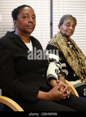 AVA (à gauche) et Pansy Blake, sœur et mère de l'actrice assassinée Sian Blake, après avoir donné un entretien médiatique au New Scotland Yard de Londres, où Ava a appelé Arthur Simpson-Kent, ami de Sian, à être « ramené en justice » dans les craintes qu'il a fui le pays. Banque D'Images