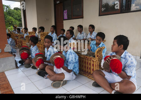 L'Indonésie, l'Elk220-3347 Bali, Ubud, la jeunesse de l'orchestre gamelan balinais Banque D'Images