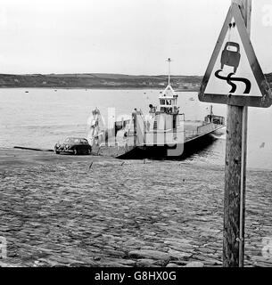 Panneau d'avertissement de surface glissante pour que les conducteurs négocient en toute sécurité la rampe pavée abrupte menant du traversier Cleddau King, qui traverse la rivière Cleddau, Pembrokeshire.Le traversier, qui fonctionne tout au long de l'année entre Pembroke Dock et Neyland, peut transporter 151 passagers et un certain nombre de voitures sur ses 450 pieds carrés de quai.Il a été construit en 1962 à Pembroke Dock. Banque D'Images