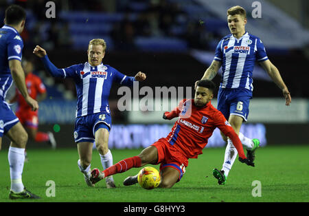 Dominic Samuel de Gillingham combat pour le ballon avec David Perkins (à gauche) et Max Power (à droite) de Wigan Athletic lors du match de la Sky Bet League One au DW Stadium, Wigan. APPUYEZ SUR ASSOCIATION photo. Date de la photo: Jeudi 7 janvier 2016. Voir PA Story FOOTBALL Wigan. Le crédit photo devrait se lire: Martin Rickett/PA Wire. Banque D'Images