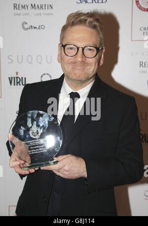 Sir Kenneth Branagh présente son prix Dilys Powell pour l'excellence dans le cinéma aux London Critsas' Circle film Awards au May Fair Hotel, dans le centre de Londres. Banque D'Images