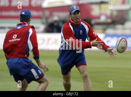 Le capitaine d'Angleterre Michael Vaughan (R) joue avec un ballon de rugby lors d'une séance d'entraînement. Banque D'Images