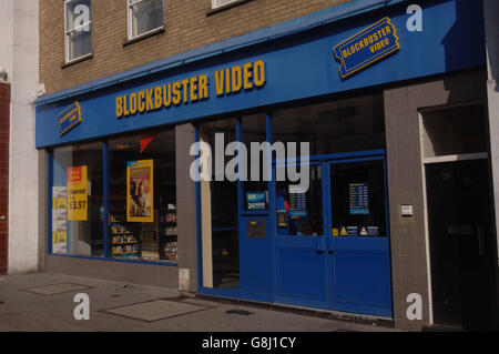 Un magasin Blockbuster à Warwick Way. La chaîne de location de vidéos Blockbuster était aujourd'hui à l'origine de fortes pertes au deuxième trimestre, car elle se plaignait que Hollywood produisaient plus d'échecs que de hits. Banque D'Images