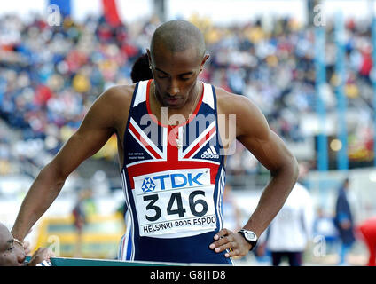 Athlétisme - Championnats du monde d'athlétisme de l'IAAF - Helsinki 2005 - Stade olympique.Nathan Douglas, en Grande-Bretagne, réfléchit à sa performance après avoir échoué à se qualifier pour la triple finale du saut. Banque D'Images