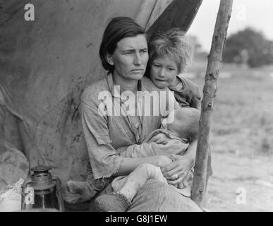 Mère migrante, Florence Thompson, avec deux de ses enfants dans la tente au camp de migrants, Nipomo, Californie, USA, Dorothea Lange pour la Farm Security Administration, Mars 1936 Banque D'Images