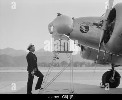 L'examen des inspecteurs phytosanitaires en avion à l'aéroport, Glendale, Californie, USA, Dorothea Lange pour la Farm Security Administration, mai 1937 Banque D'Images