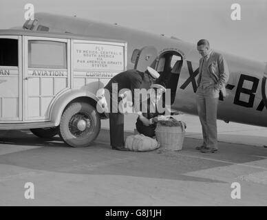 L'examen de l'inspecteur de la quarantaine des végétaux introduits dans les bagages par avion des États-Unis du Mexique, Glendale, Californie, USA, Dorothea Lange pour la Farm Security Administration, mai 1937 Banque D'Images