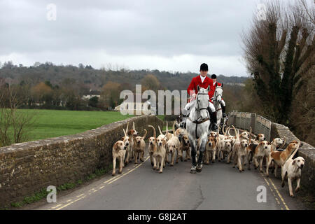 La chasse Avon Vale se réunit dans le village de Lacock dans le Wiltshire pour la chasse annuelle du lendemain de Noël. Banque D'Images