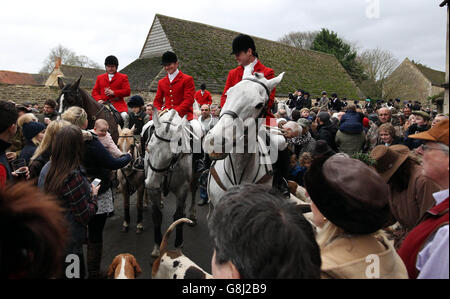 La chasse Avon Vale se réunit dans le village de Lacock dans le Wiltshire pour la chasse annuelle du lendemain de Noël. Banque D'Images